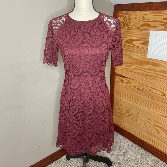 Madewell Dresses & Skirts - Madewell Magnolia Lace Overlay Short Sleeve Mini Dress in Burgundy Maroon 0